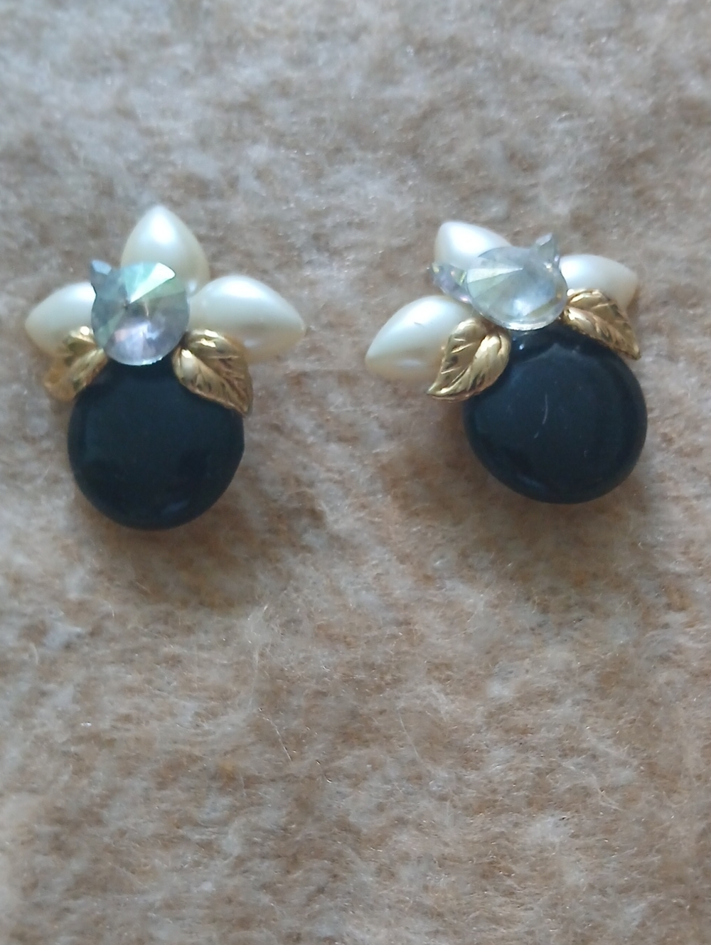 Vibtage Retro Faux Pearl and Black EnamelFloral Stud Clips - Gold Leaf Accent